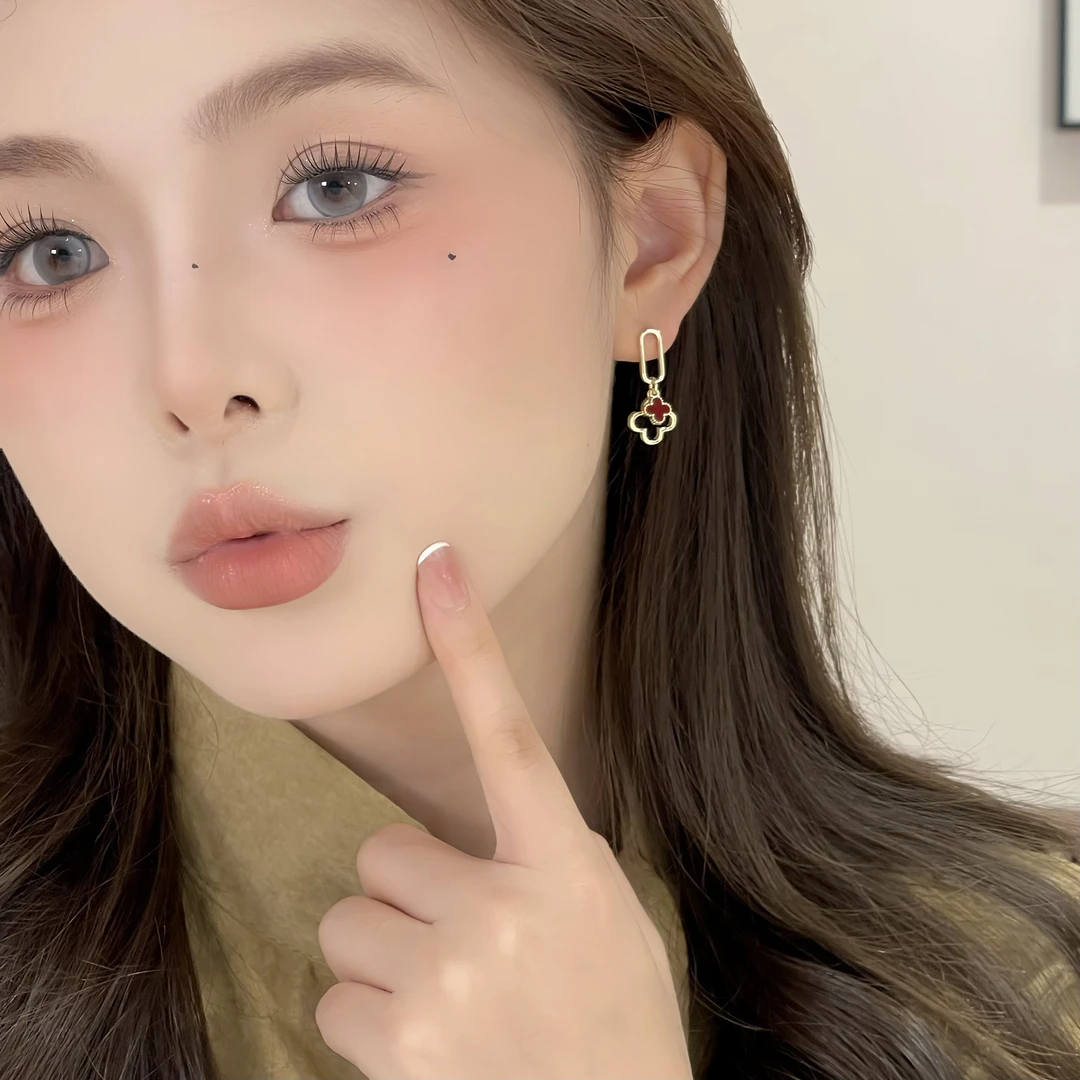 W104红色幸运草流苏耳钉小众雅丹风