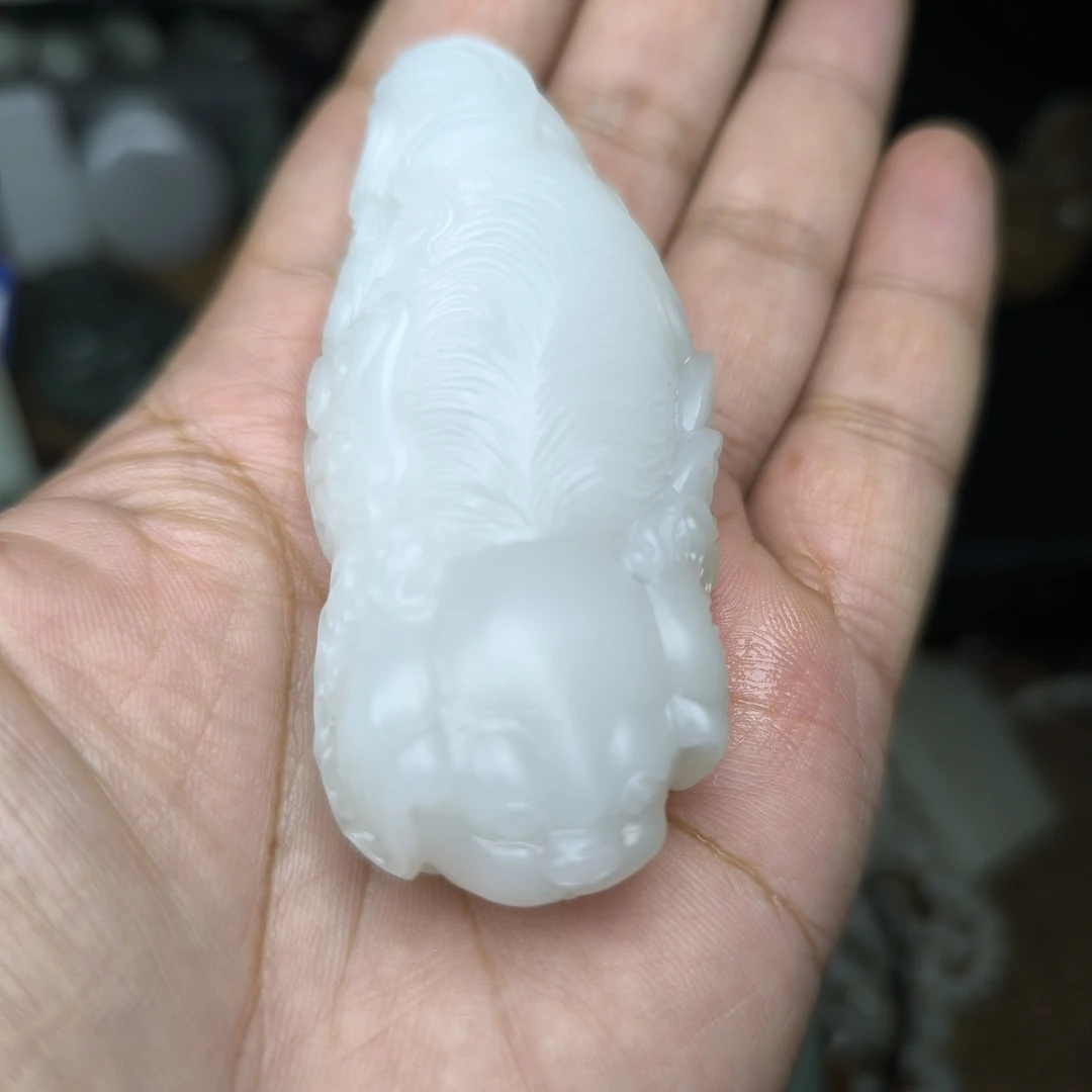 和田玉山料一级白十二生肖狗旺财手把件