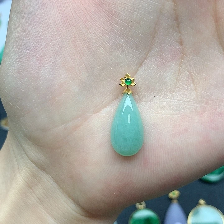 翡翠颈饰18K金镶嵌翡翠吊坠