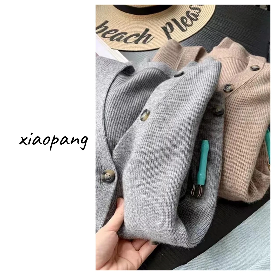 青岛小胖-「大表姐同款」雅丹秋季新品女V领竹节扣针织开衫 WD91302