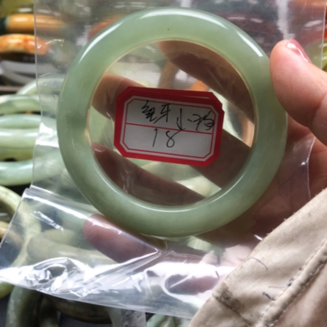 【闪购商品】蛇纹石玉手镯未镶嵌兔**狗