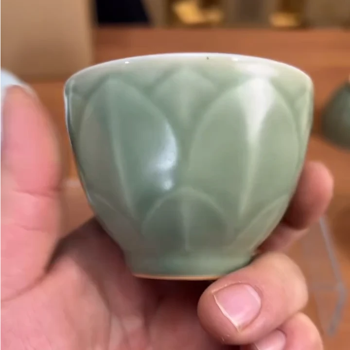豆青莲瓣纹鸡心杯 微瑕