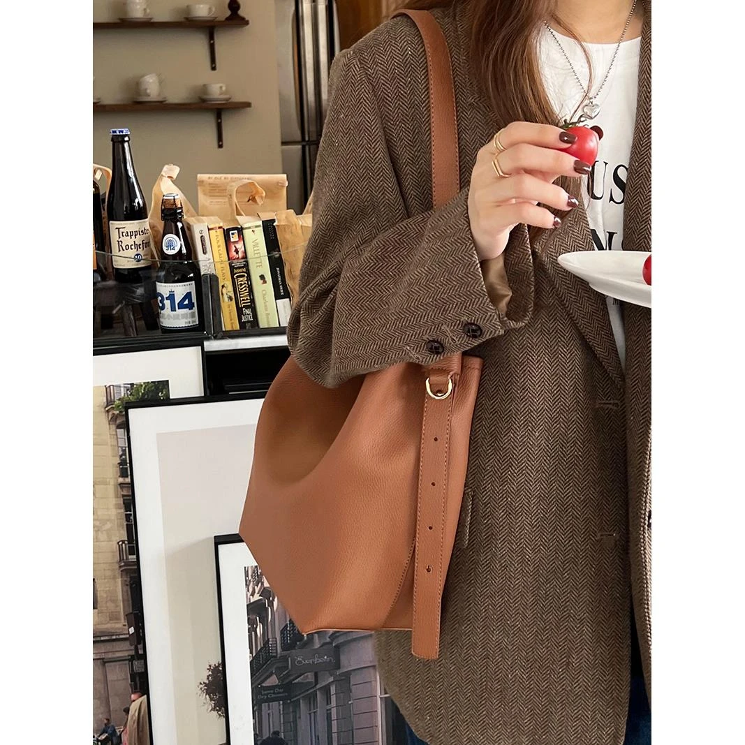 高级感大包包女2022新款时尚单肩斜挎包上班通勤大容量软皮水桶包