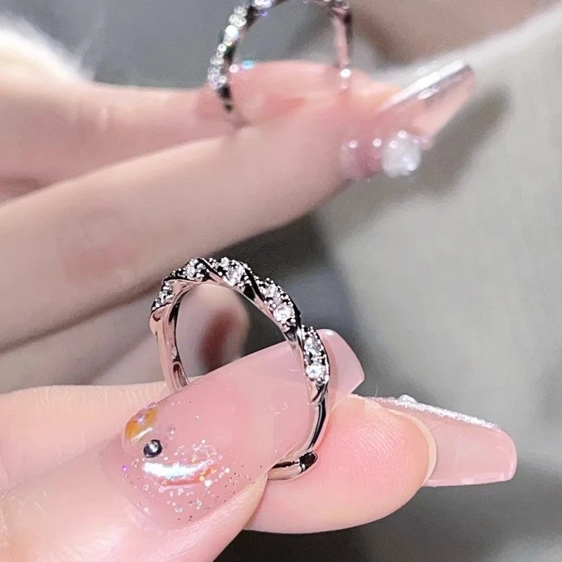 铜合金戒指 缠绕爱河碎钻戒指女小众级轻奢ins风爆闪麻花开口素戒