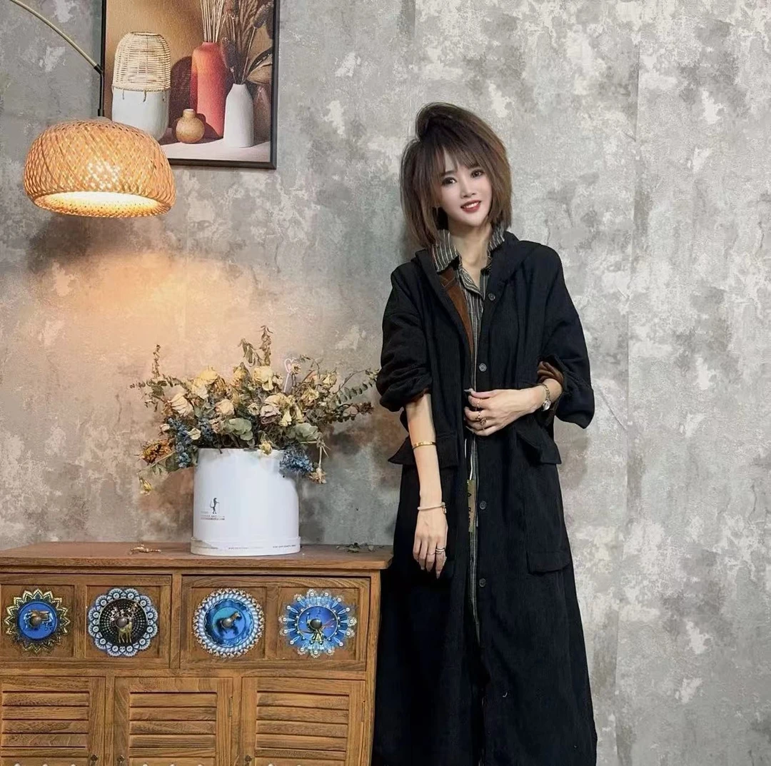 【沐木流浪记】（遇见）黑色竖纹灯芯绒连帽双口袋女装风衣外套z a909