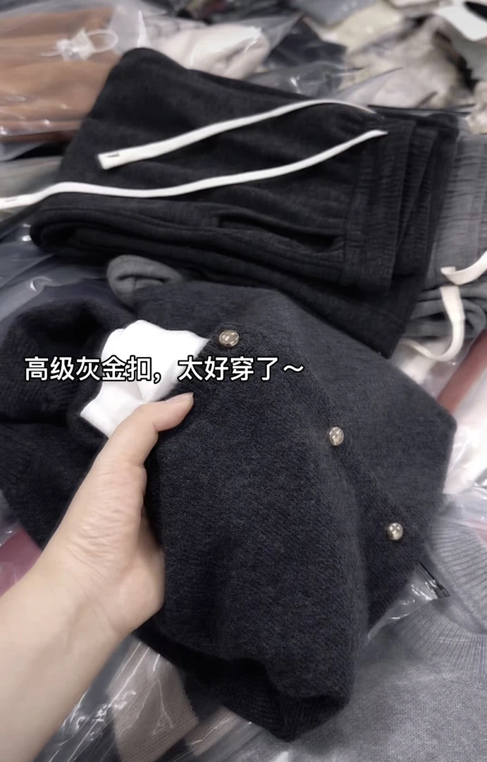 米蓝家名殿好品质高级灰金扣开衫6690