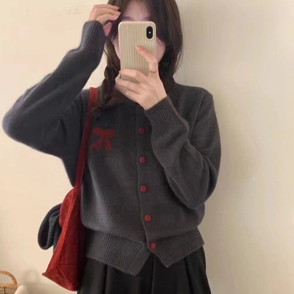 米蓝家名殿气质茶灰红扣开衫1008