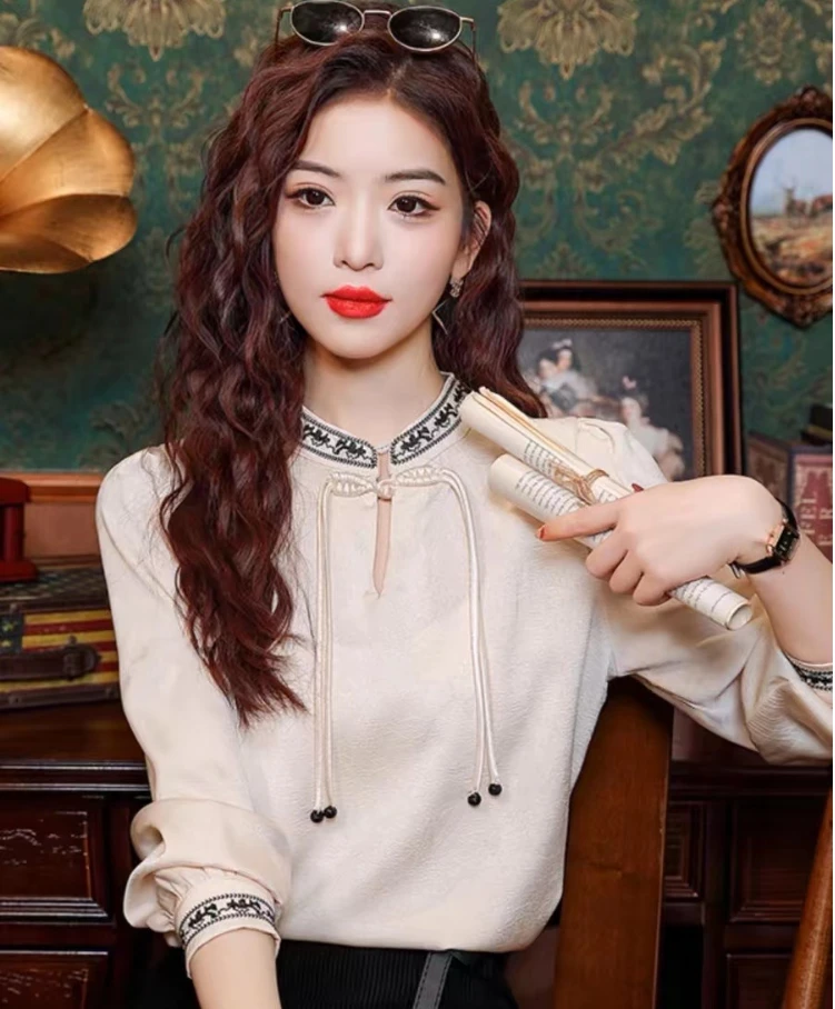 2024春新款复古刺绣显瘦爆款时尚百搭品质上衣女设计感气质打底衫