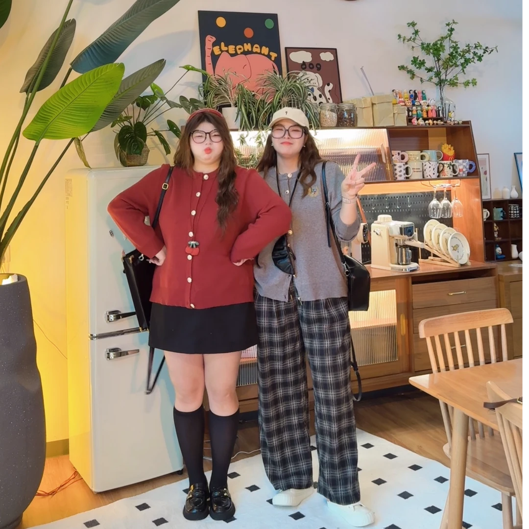 6009大码女装减龄复古学院风针织开衫刺绣徽章时尚百搭上衣