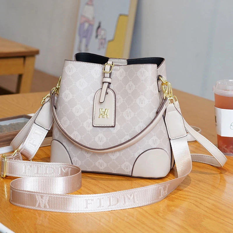 茵熙曼品牌包包女2024新款夏季简约手提水桶包设计感斜挎单肩包