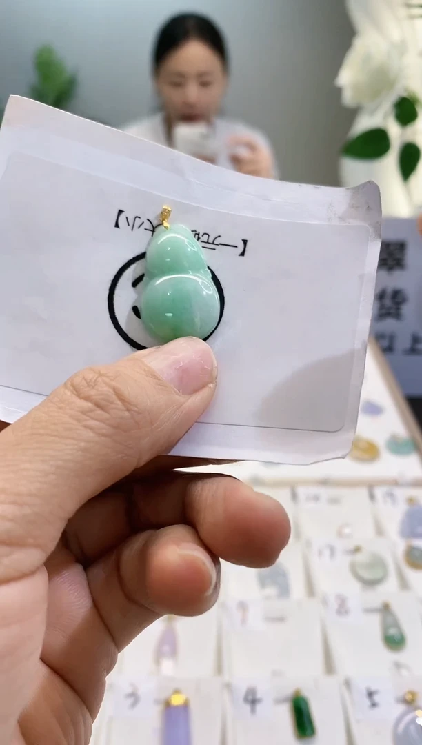 【闪购商品】翡翠吊坠(赠链)18K金镶嵌翡翠
