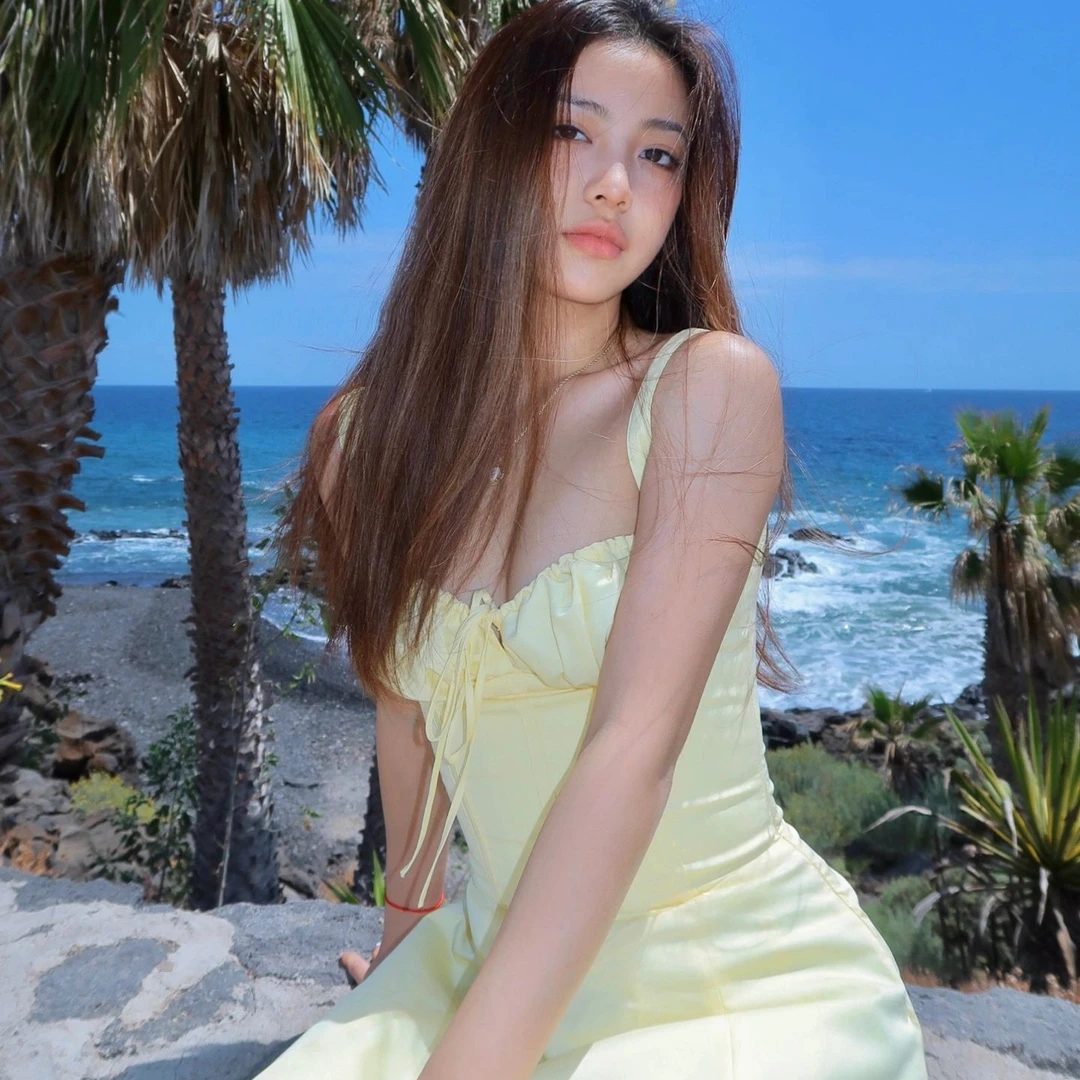 YoungerLady辣妹度假风吊带法式连衣裙绑带侧开叉长裙渐变丁达尔