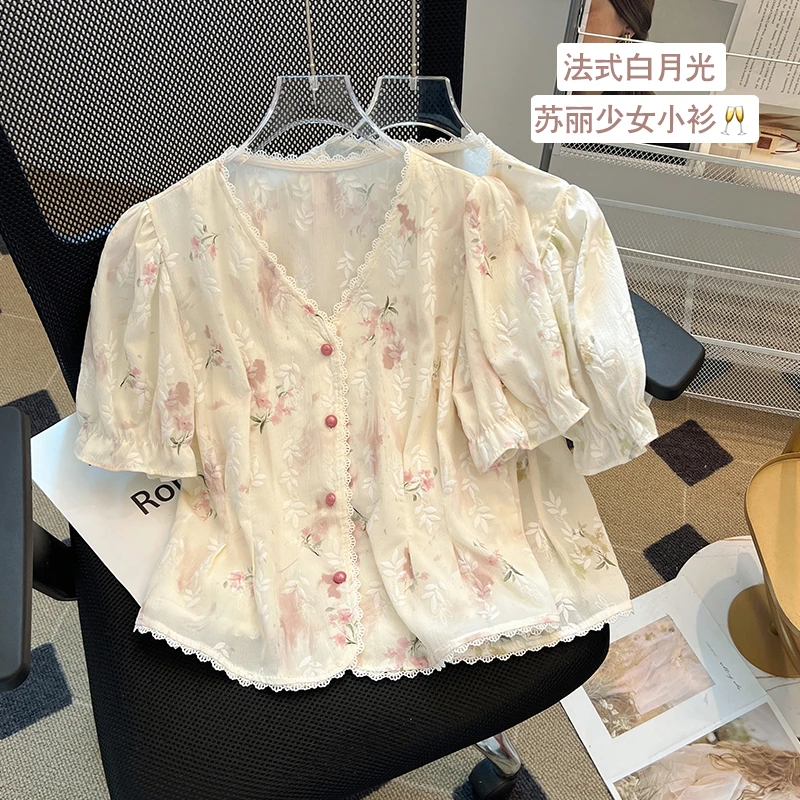 大码女装显瘦浮雕叶子碎花v领短袖衬衫女遮肚气质花边衬衣小衫