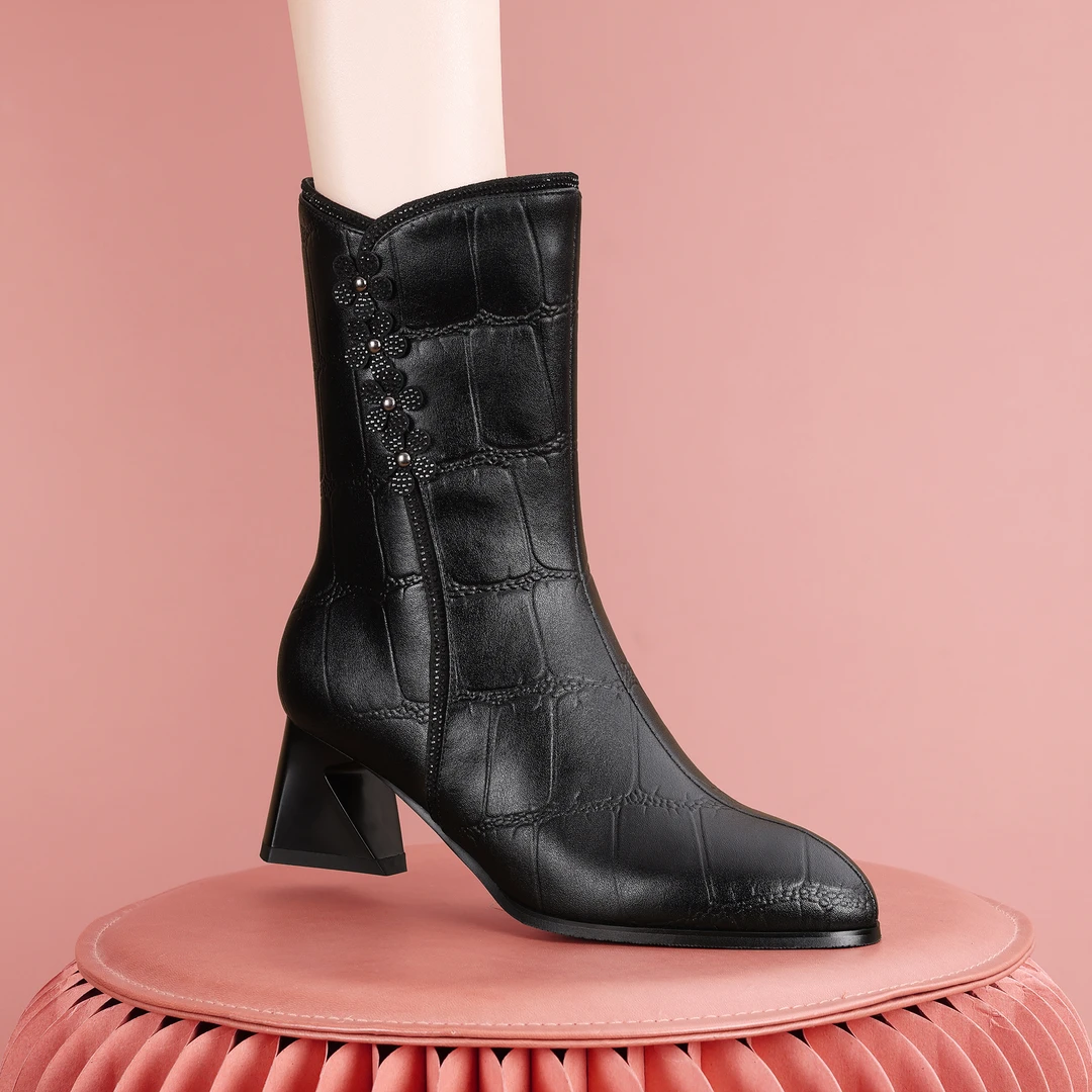 梵芮诗2024年新款秋冬尖头花朵装饰时尚原创百搭粗跟中靴-H1112