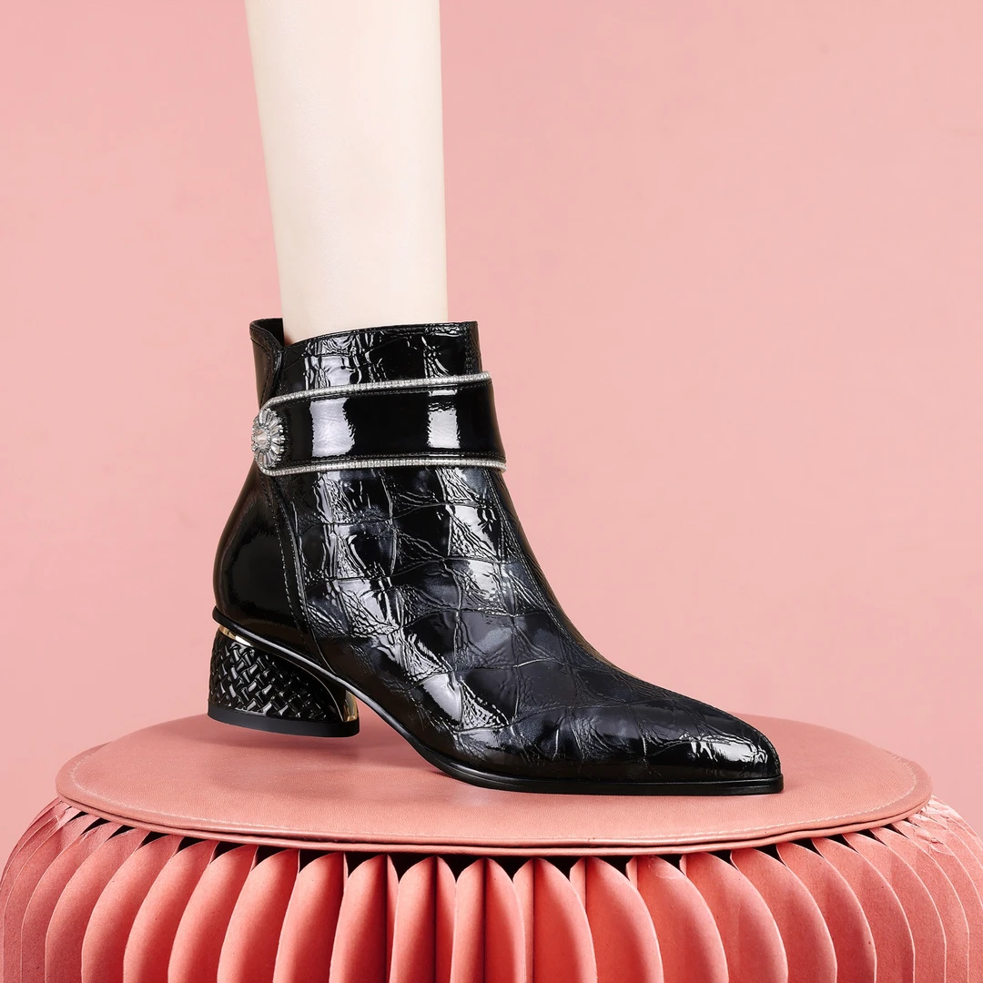 梵芮诗秋冬尖头钻饰漆皮时尚气质百搭加绒粗跟时装女短靴-J0323