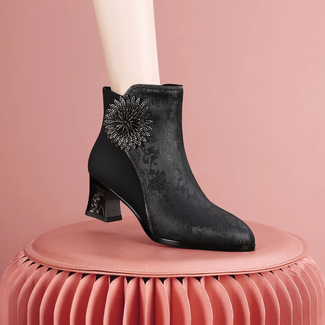 梵芮诗2024年秋冬新款洋气优雅舒适加绒气质花朵装饰短靴-J1150