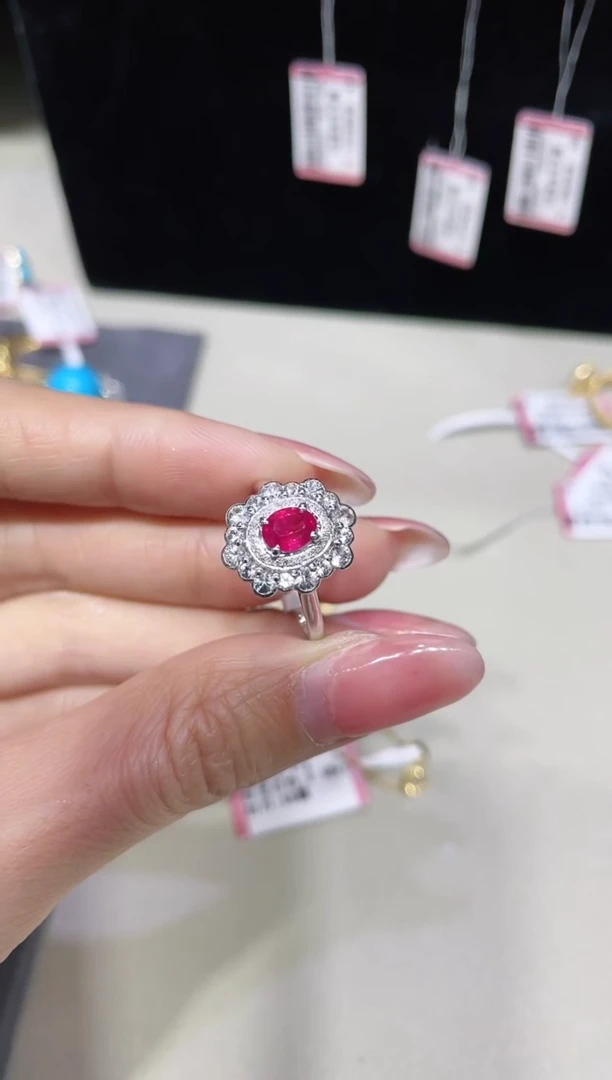 18K金镶嵌天然红宝石戒指 K白