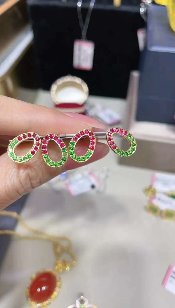 18K金镶嵌石榴石（沙弗莱）耳饰 多样性发其一