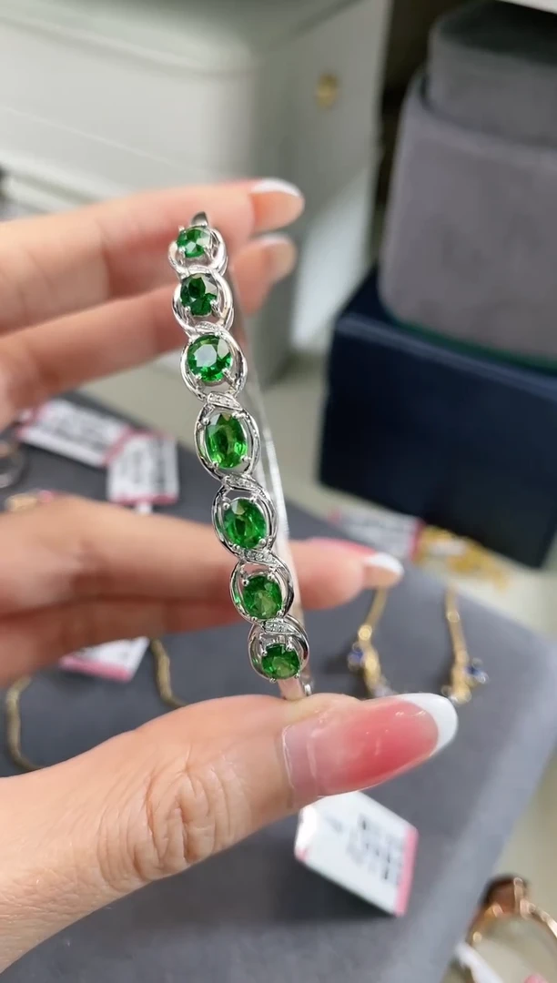 18K金镶嵌石榴石沙弗莱手镯