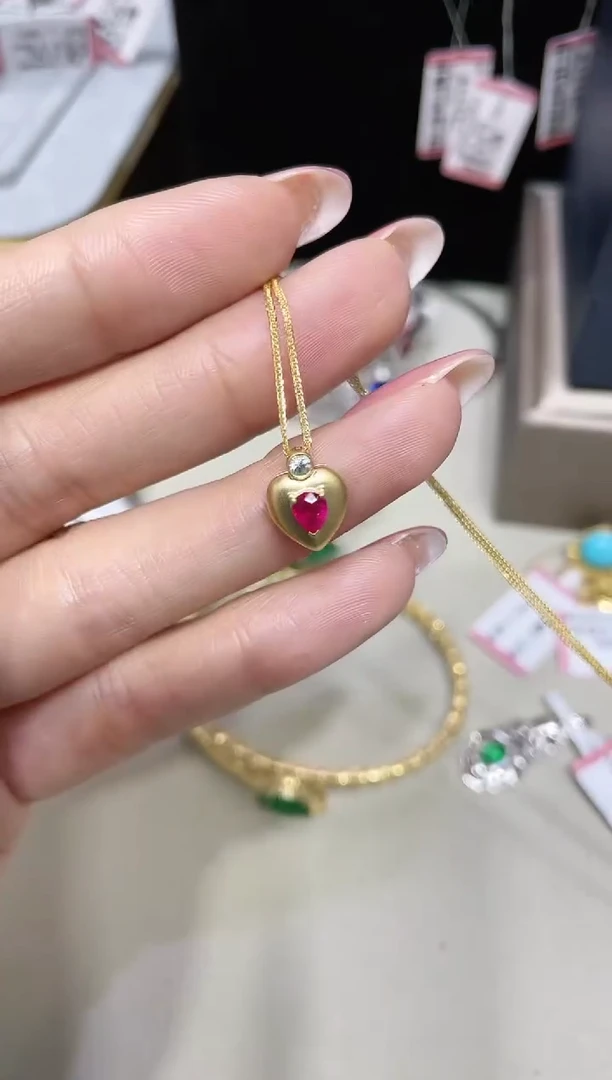 18K金镶嵌天然红宝石项链