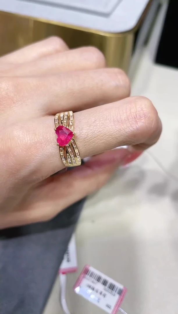 18K金镶嵌天然无烧红宝石戒指爱心款