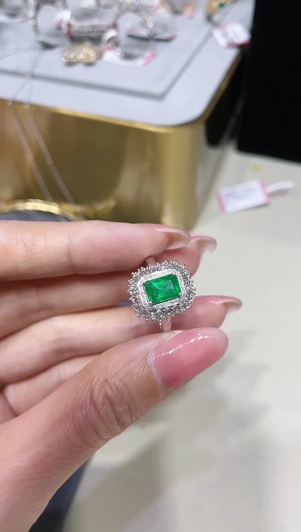 18K金镶嵌天然祖母绿戒指