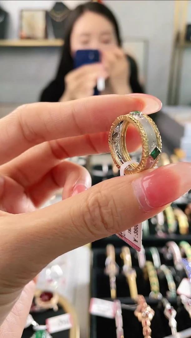 18K金镶嵌天然祖母绿戒指