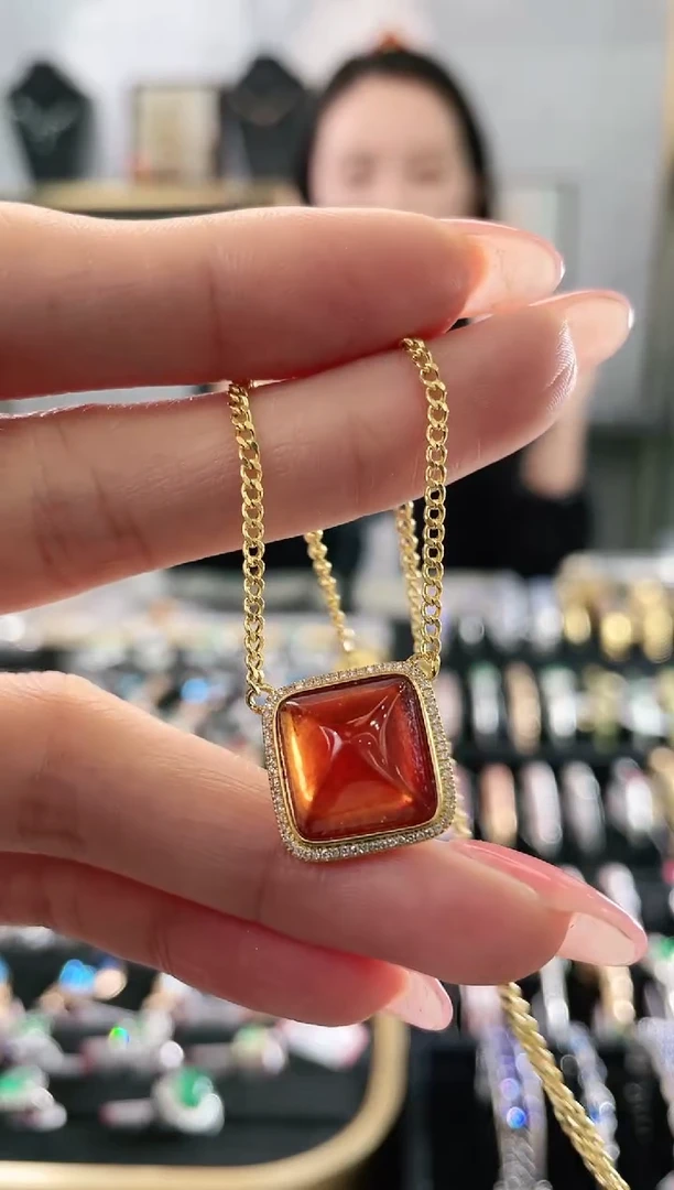 18K金镶嵌石榴石（芬达石）项链