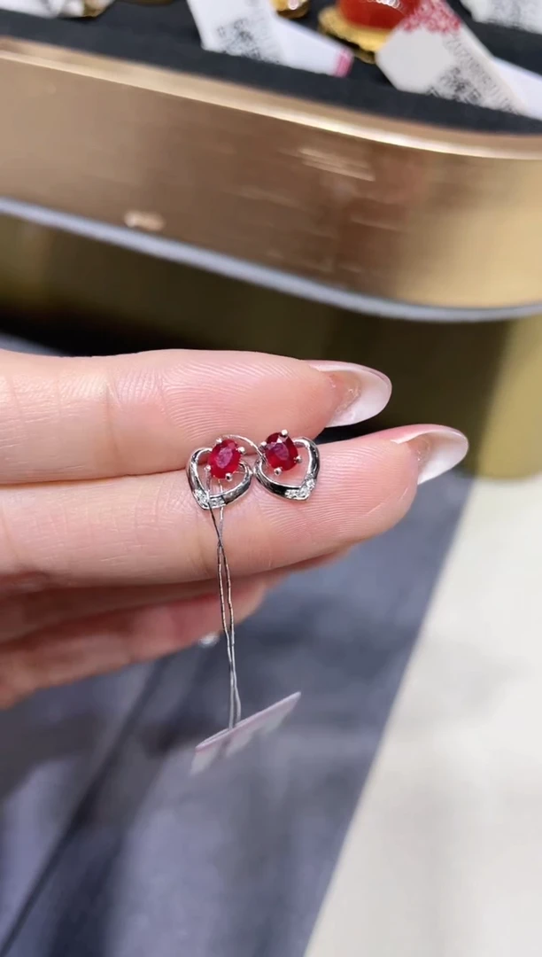 18K金镶嵌红宝石耳饰