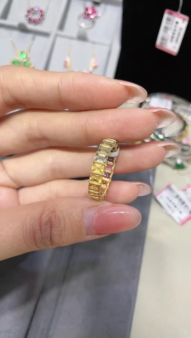 18K金镶嵌彩色蓝宝石戒指