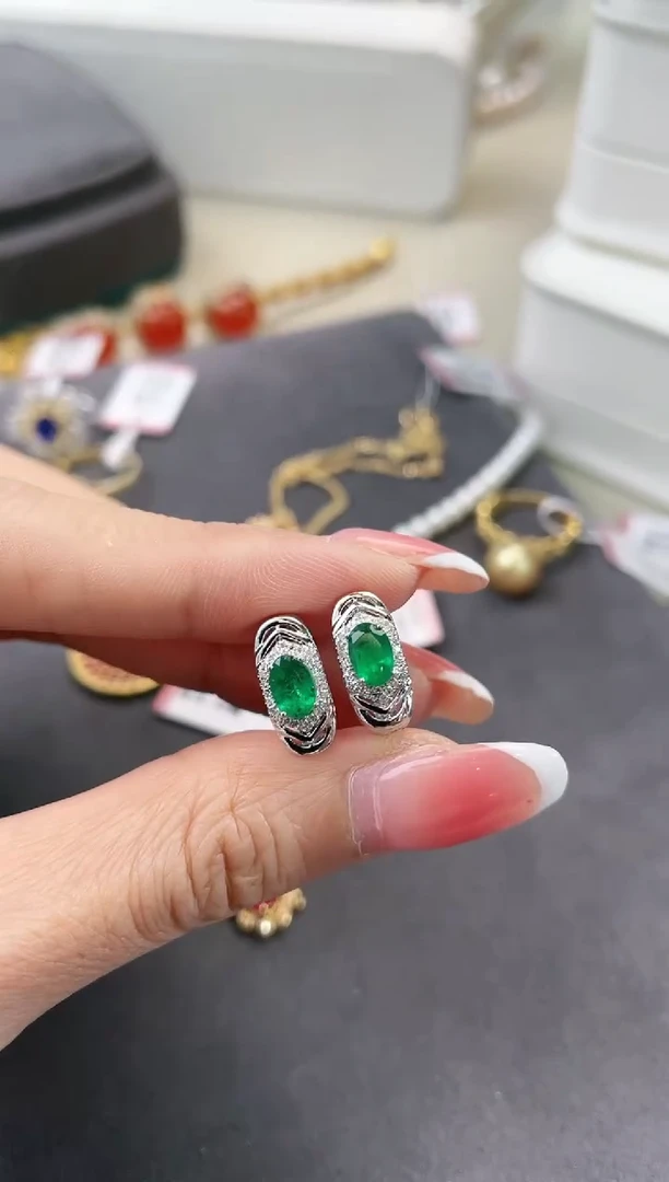 18K金镶嵌天然祖母绿耳饰