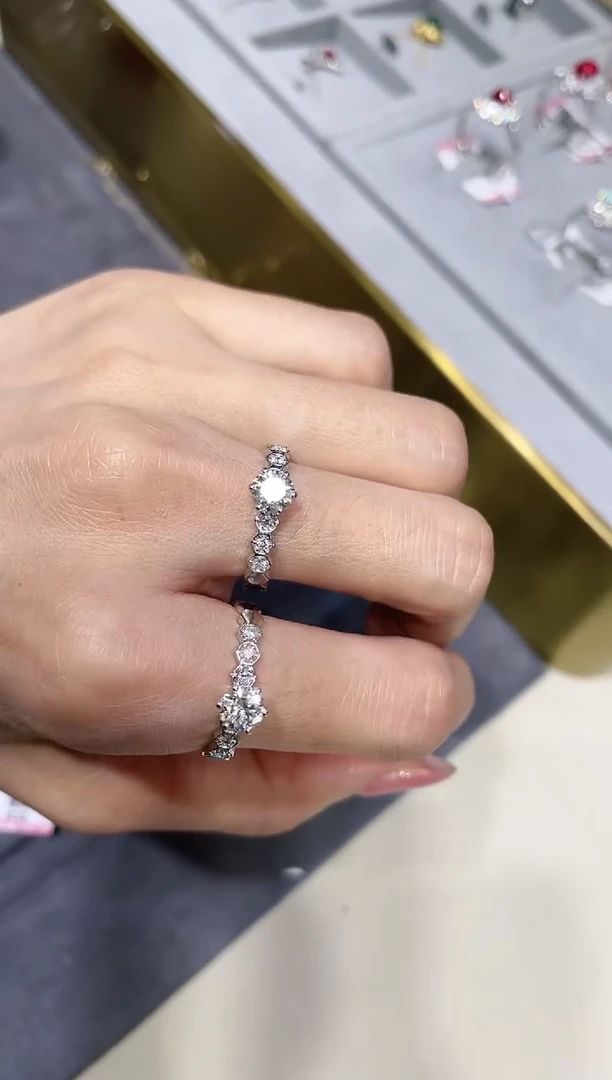 18K金镶嵌钻石戒指（ 多样性发其1）