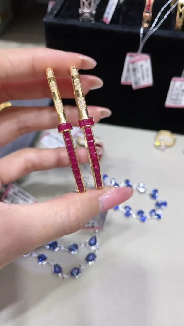 18K金镶嵌天然红宝石手镯 多样性发其一