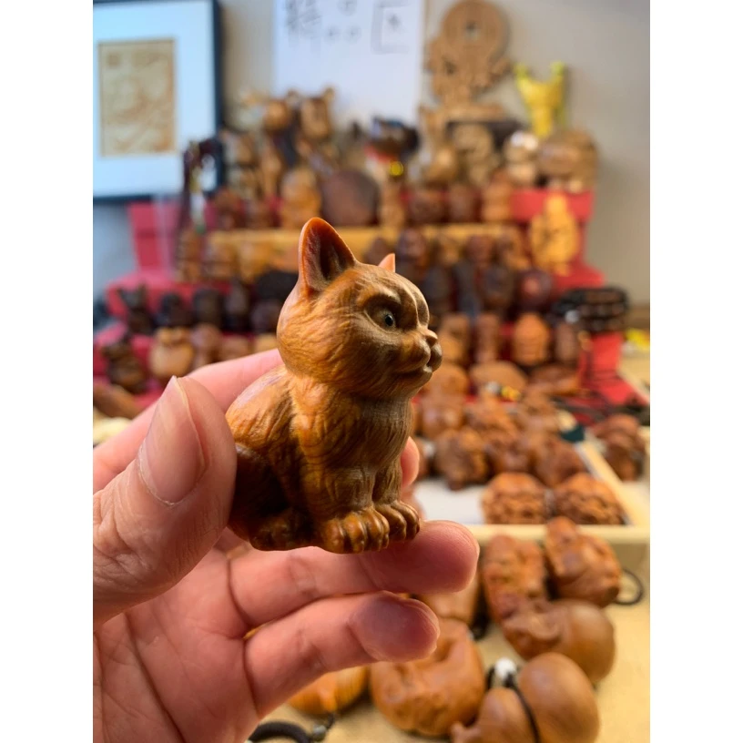 高货哦 陈化料崖柏透光新款猫咪手把件