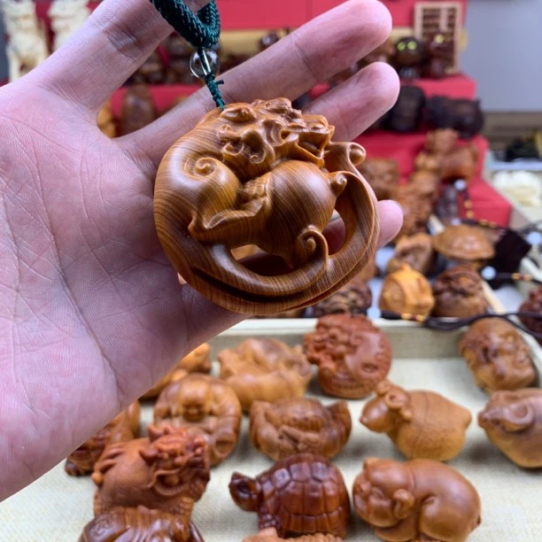 高货哦 陈化料崖柏透光貔貅抱球手把件