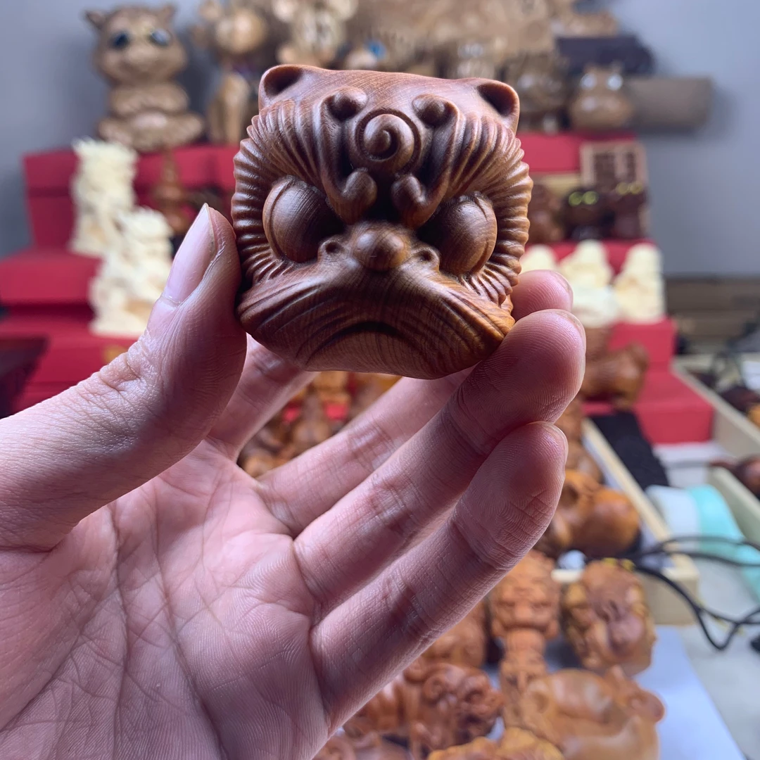 高货哦 陈化料崖柏透光狮子头手把件