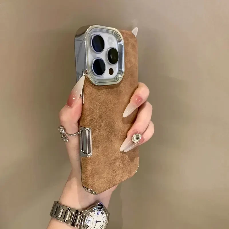 卡其色翻毛皮适用iPhone16手机壳苹果15pormax电镀大孔14/13pro软