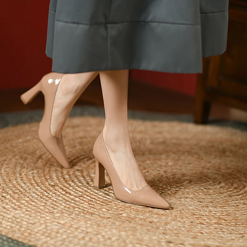 职业通勤粗跟高跟鞋单鞋女法式百搭浅口气质小众跟鞋裸色黑色漆皮
