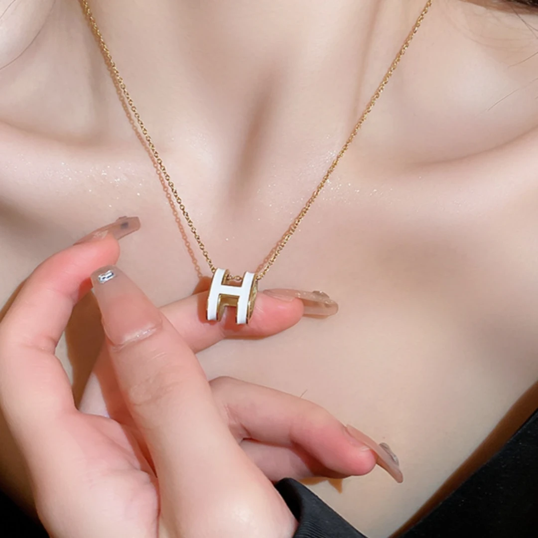 合金项链 轻奢小众设计高级感字母项链女气质百搭锁骨链配饰夏