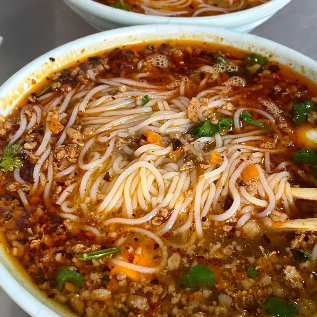 【买一箱发一箱】正宗过桥米线云南香菇鸡汤味米线桶装泡面工厂直供