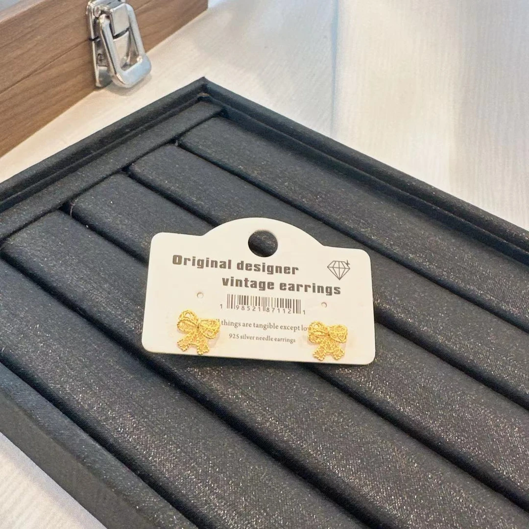 铜合金耳饰  D037  气质轻奢时尚百搭简约精致精美耳饰