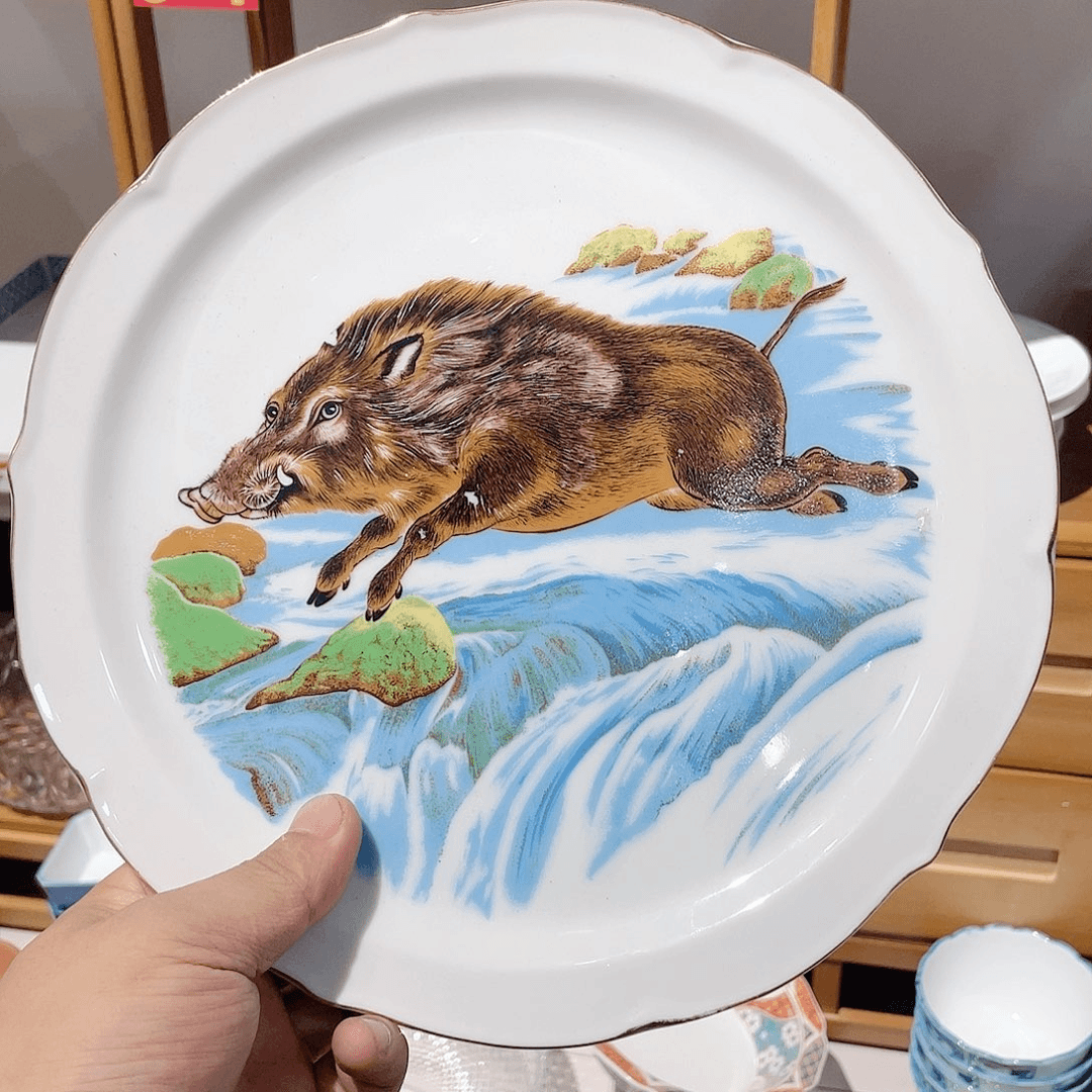 全新有田陶园底款胶质釉彩绘生肖猪大展盘，有一点点脱釉