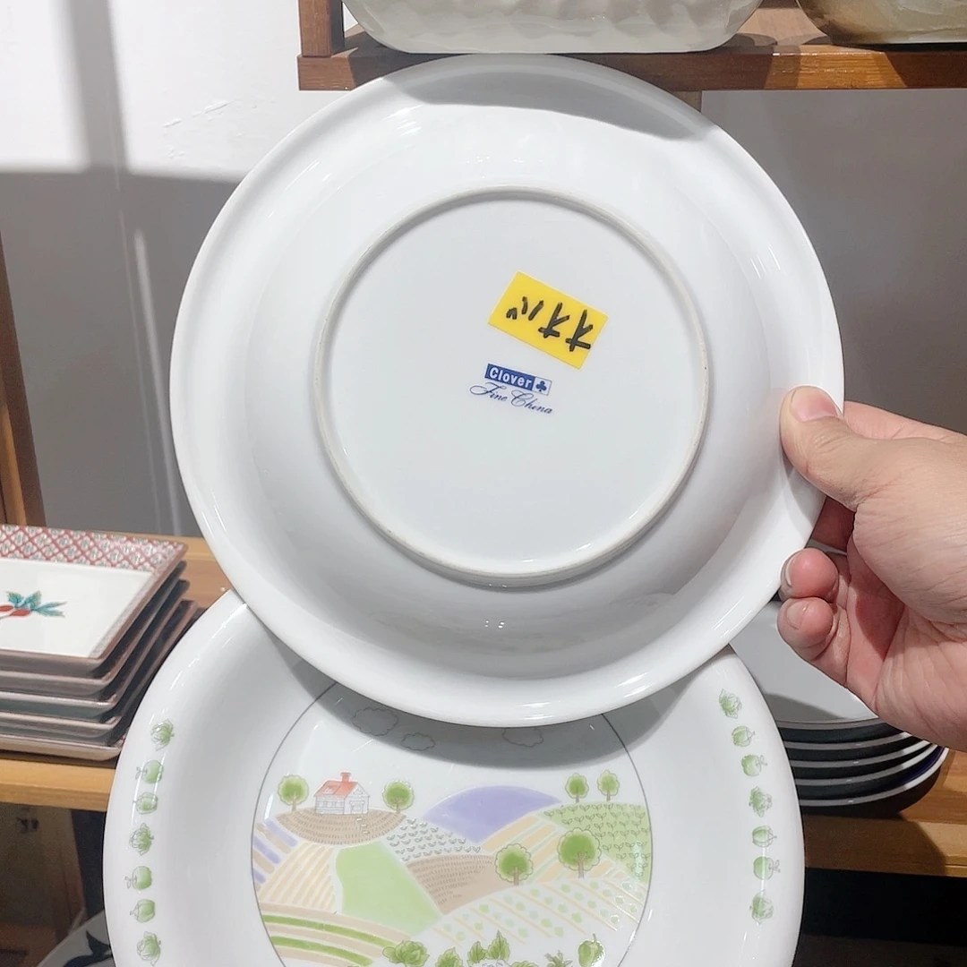 英文底款满内绘彩绘田园风大深盘两支，轻微小牛毛纹