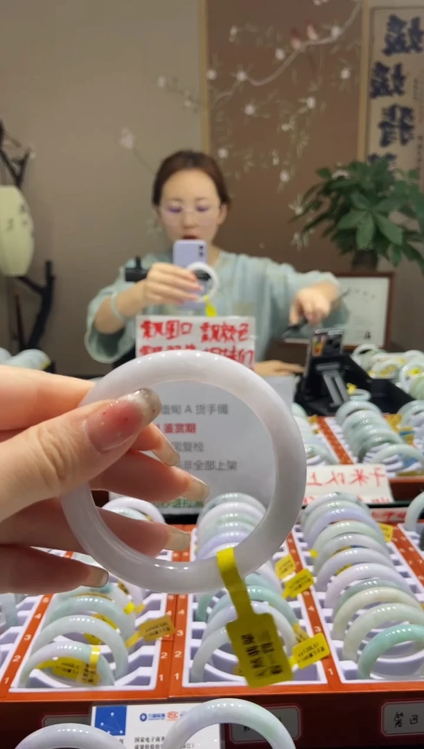 【闪购商品】翡翠手镯未镶嵌56.4圈口