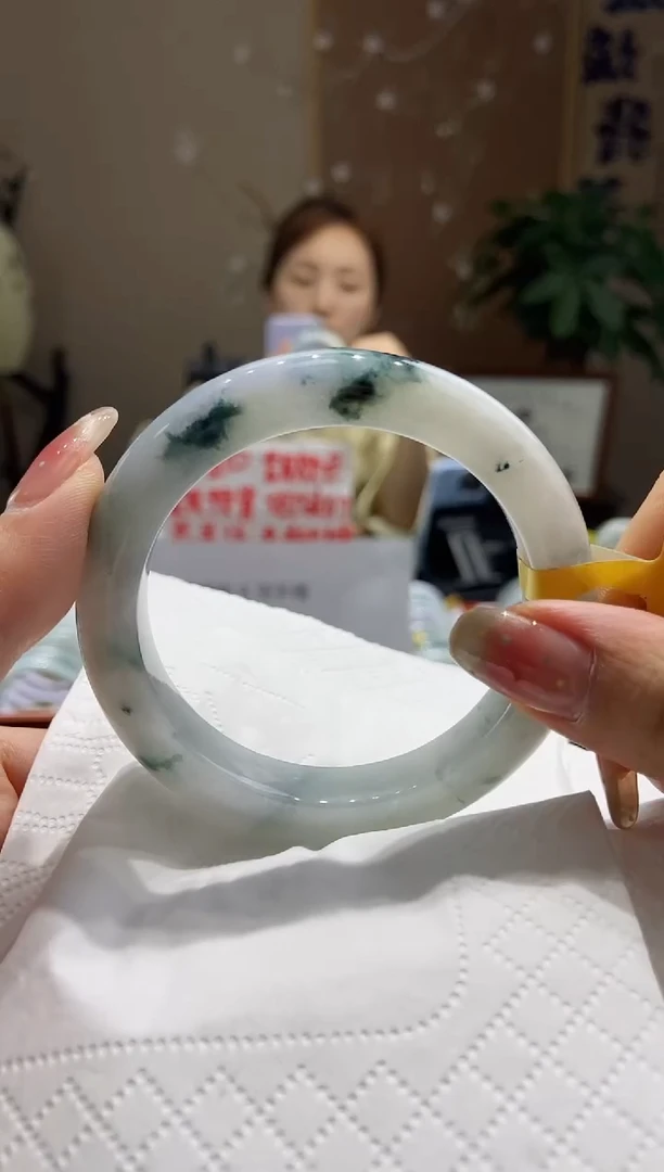 【闪购商品】翡翠手镯未镶嵌55.6圈口