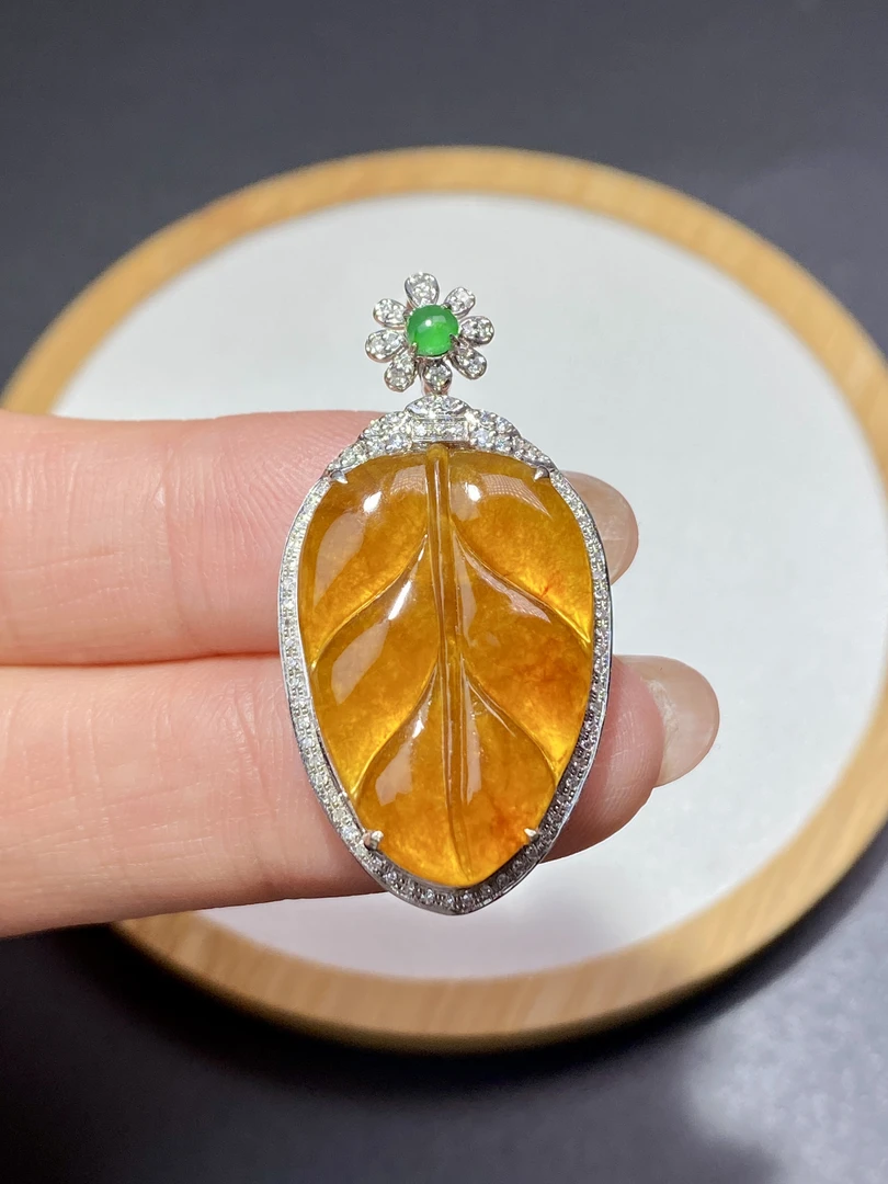 18k金镶嵌缅甸翡翠冰黄叶子吊坠翡翠吊坠