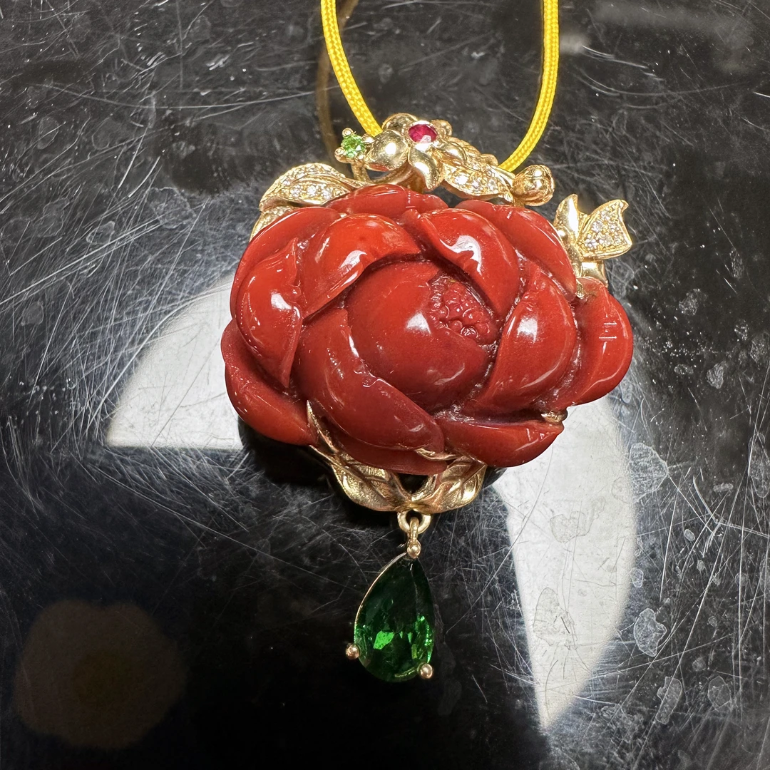 南红锦红18k金时尚吊坠，轻奢气质款蝶恋花的设计，收藏传承选择