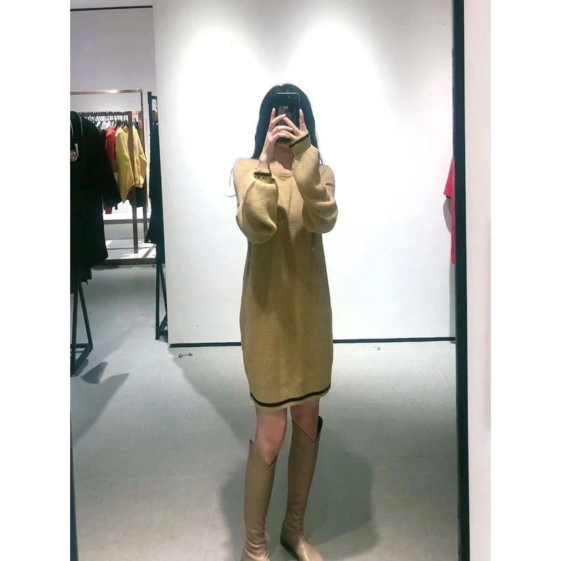 季候风秋冬针织连衣裙时尚休闲圆领宽松遮肉显瘦裙子女0834OA174