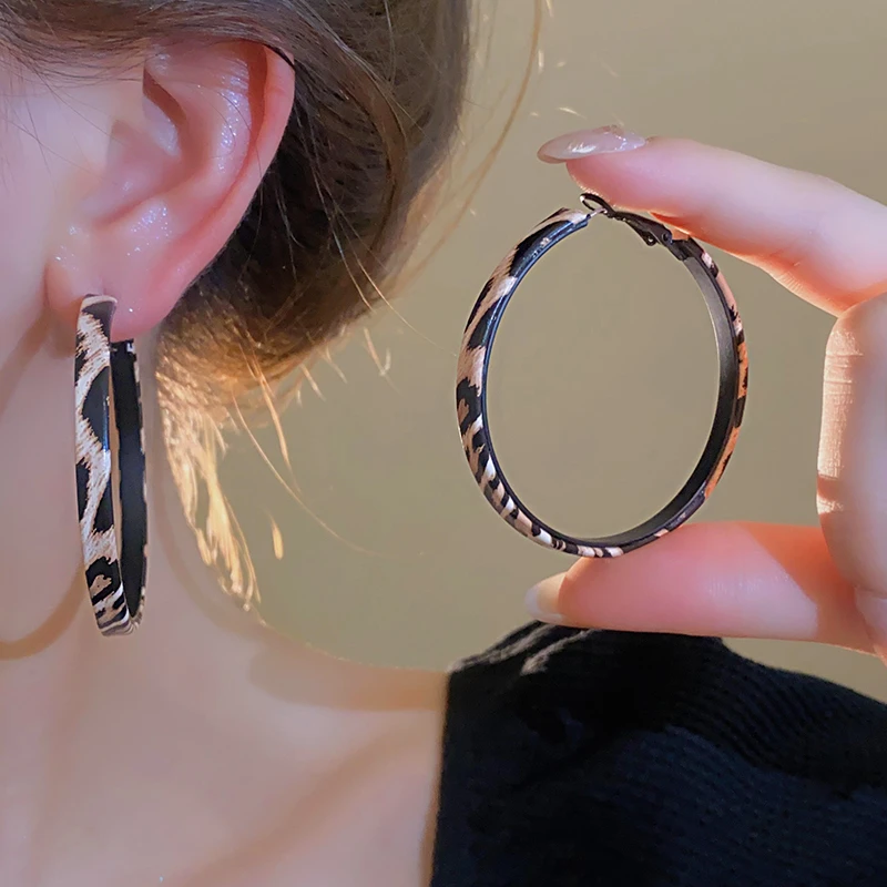 合金皮质耳饰 欧美夸张豹纹皮革耳圈耳环2024新款小众设计耳钉