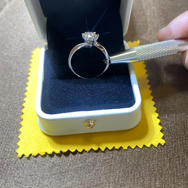 定制婚戒扭臂雪花1.0ct高端定制经典莫桑戒手工订婚